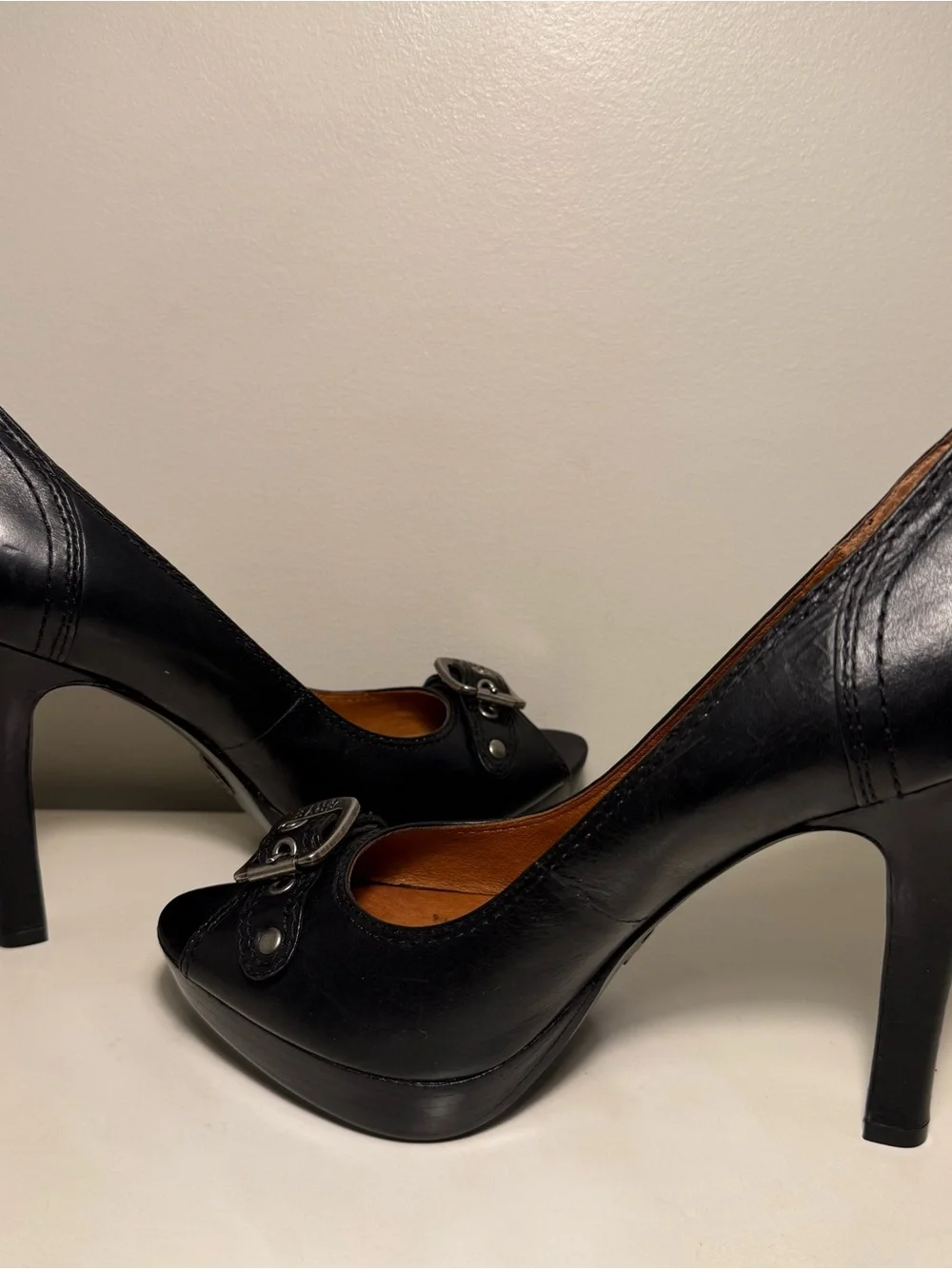 Frye Gail Pump Leather Buckle Heels Women’s Size 9.5 Black Brown Western Silver